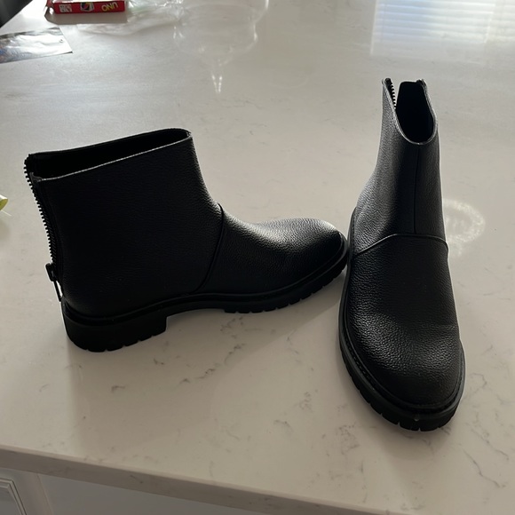 Brand new boots never worn. Zipper at the back - Picture 2 of 2